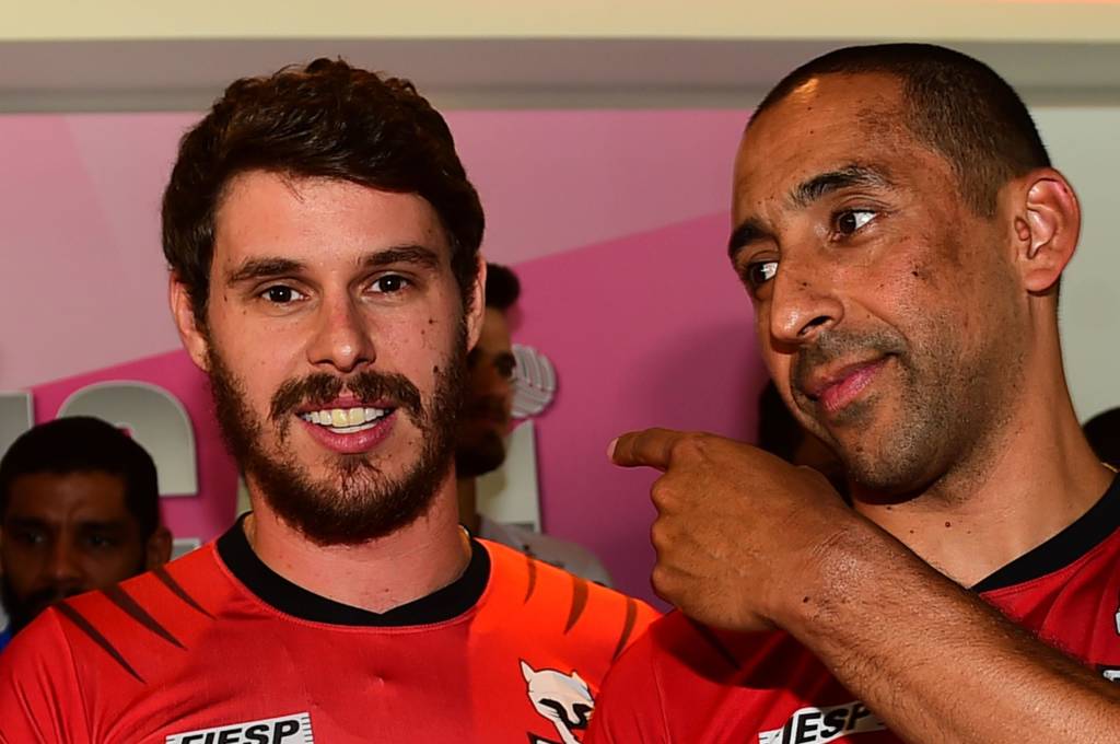 Bruninho (E) e Serginho, jogadores do Sesi-(SP), durante o lançamento da Superliga Nacional Masculina e Feminina de Vôlei 2016/2017, em São Paulo.