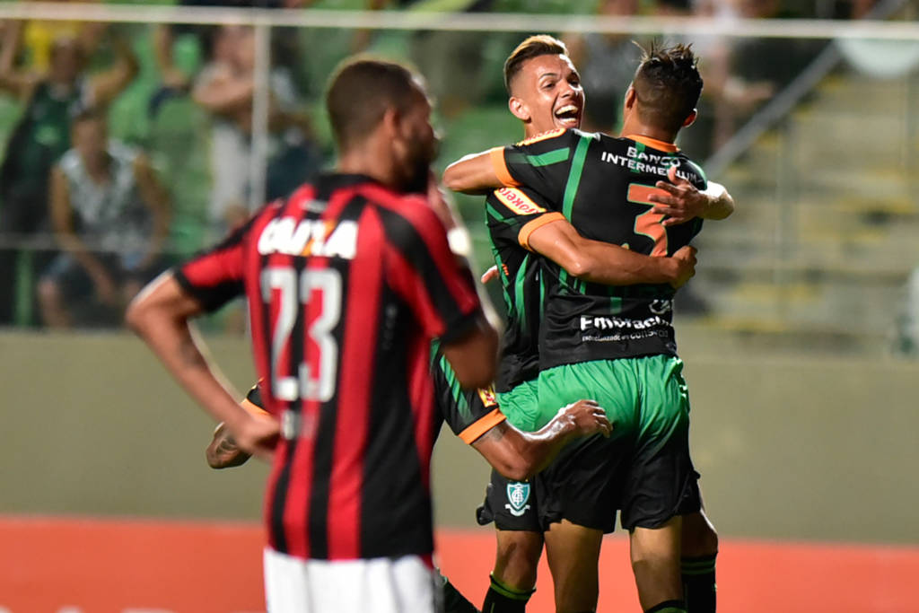 Com gol no fim, América-MG vence Atlético-PR e deixa a lanterna do Brasileiro (Foto: Mourão Panda/Gazeta Press)