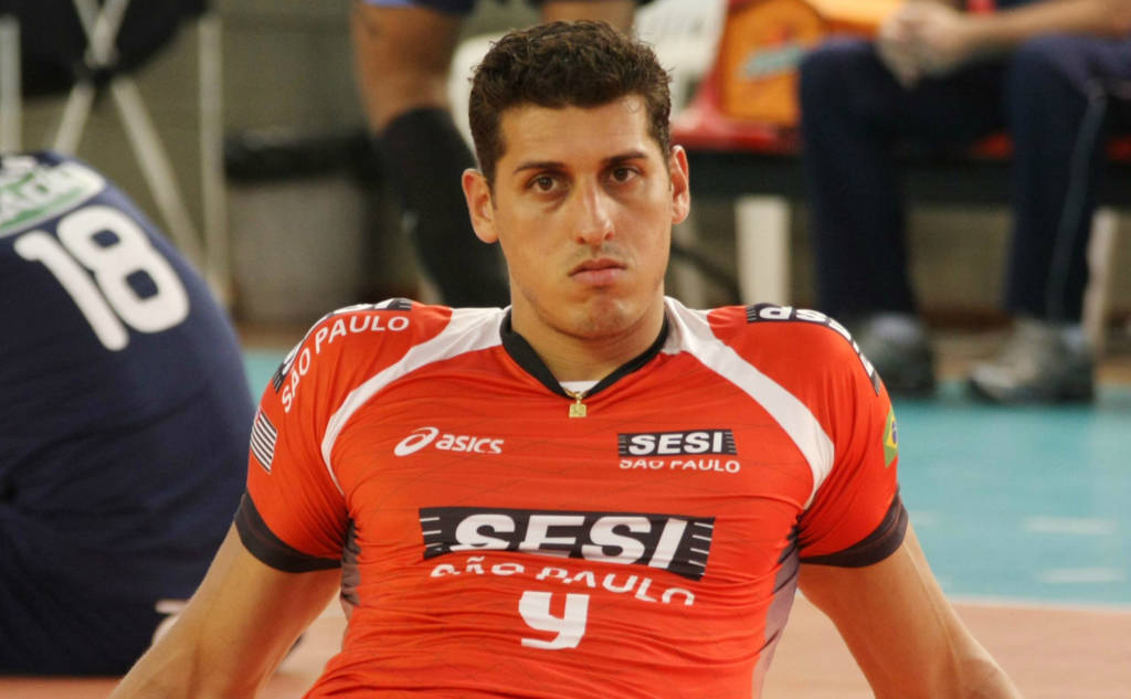 Sidão iniciou fisioterapia e deve demorar cinco meses para voltar às quadras (Foto: Divulgação/CBV) 