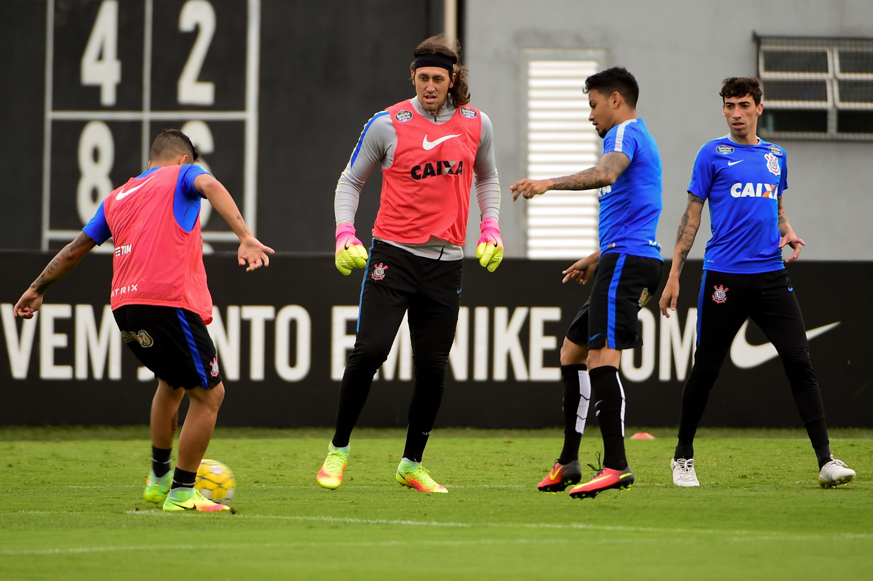 Apenas os reservas e os jogadores que entraram durante o confronto contra o Flamengo trabalharam nesta terça-feira (Foto: Djalma Vassão/Gazeta Press)