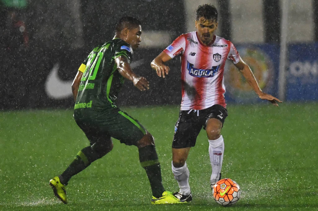 Jogo foi disputado sob forte chuva (Foto: Nelson Almeida/AFP) 