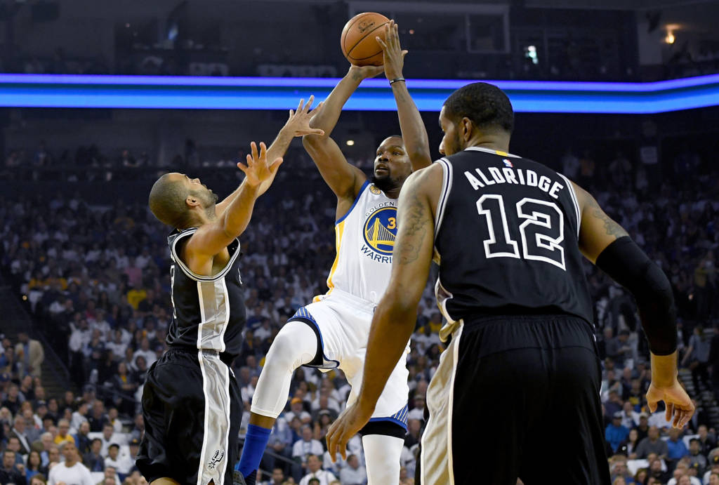 OAKLAND, CA - OCTOBER 25: Kevin Durant #35 of the Golden State Warriors shoots over Tony Parker #9 of the San Antonio Spurs during the first quarter in an NBA basketball game at ORACLE Arena on October 25, 2016 Oakland, California. NOTE TO USER: User expressly acknowledges and agrees that, by downloading and or using this photograph, User is consenting to the terms and conditions of the Getty Images License Agreement. Thearon W. Henderson/Getty Images/AFP