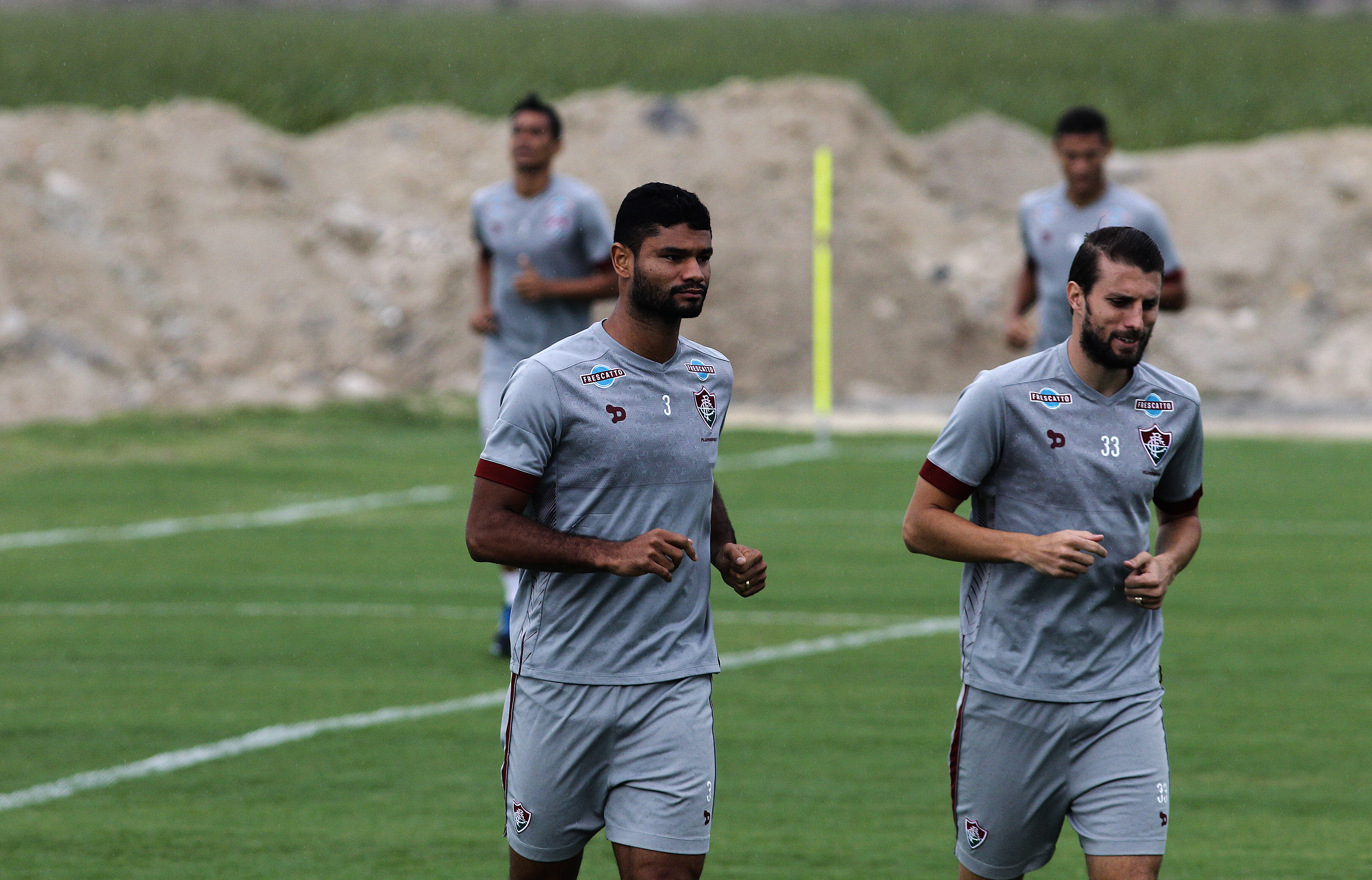 O zagueiro alertou para os companheiros estarem atento contra os times da parte debaixo da tabela (Foto: Nelson Perez/Fluminense)