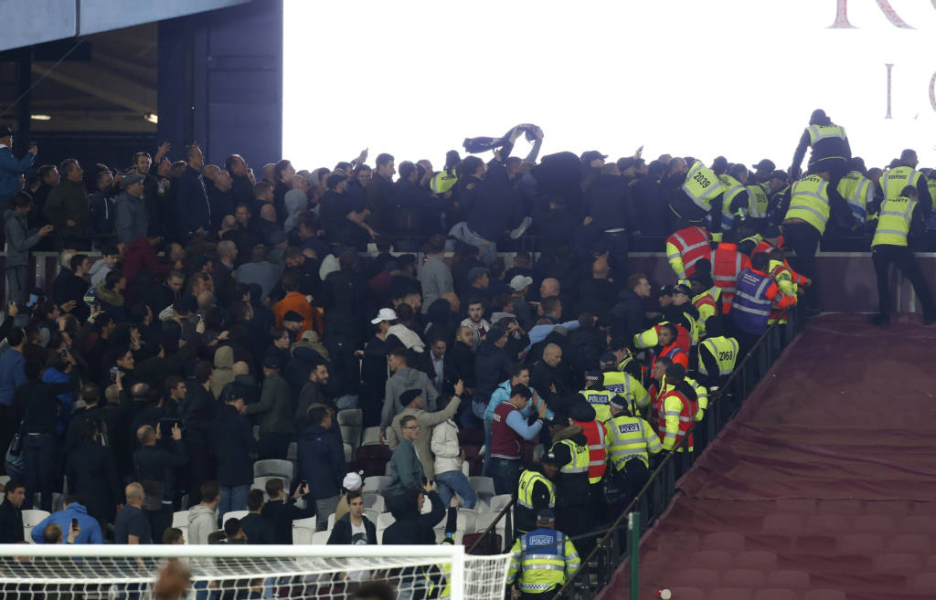 Torcedores de West Ham e Chelsea entraram em confronto após duelo desta quarta-feira pela Copa da Liga Inglesa (Foto: Ian Kington/AFP)