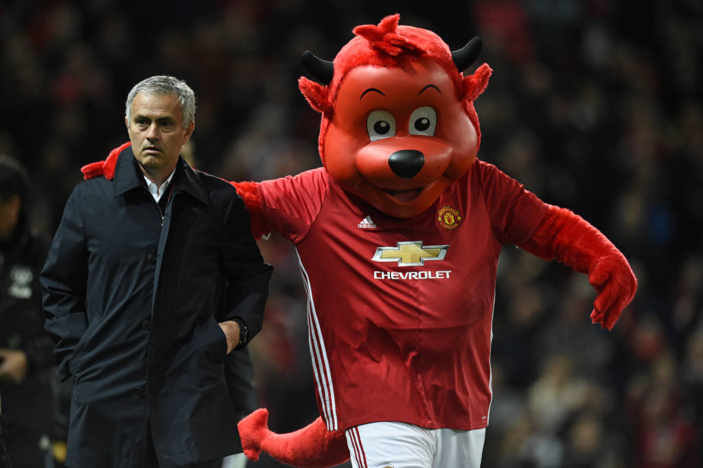 O técnico José Mourinho usou Messi para explicar por que Carrick tem de ser poupado na temporada (Foto: Oli Scarff/AFP) 