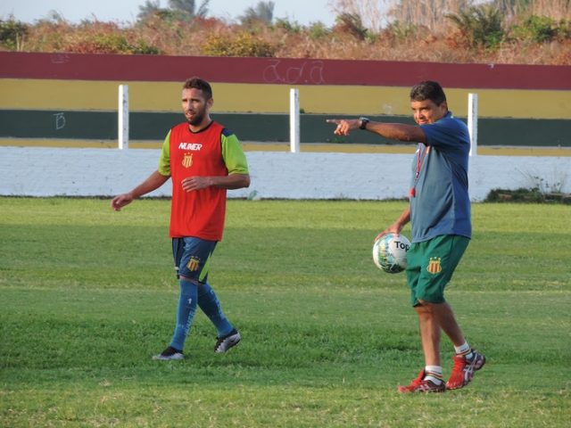 Flávio Araújo lamentou desfalques, mas pediu um Sampaio Corrêa forte diante do Paysandu (Foto: Divulgação/Sampaio Corrêa)