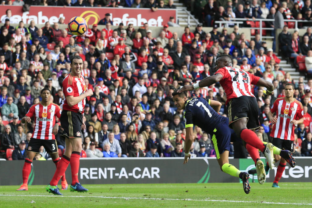 O chileno Alexis Sánchez cabeceou para o fundo do gol e abriu o placar para o Arsenal (Foto: Lindsey PARNABY/AFP)
