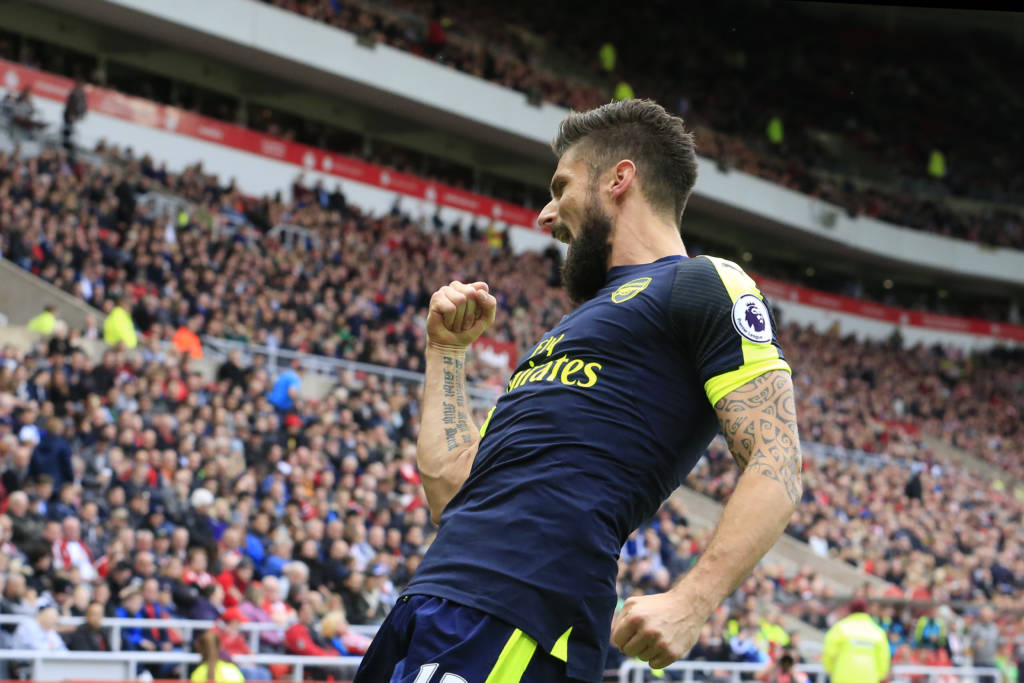 O francês Giroud marcou dois gols na vitória do Arsenal sobre o Sunderland, por 4 a 1 (Foto: Lindsey PARNABY/AFP)