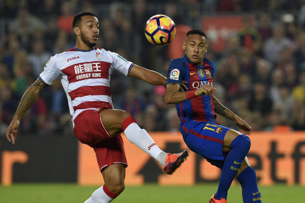 Barcelona's Brazilian forward Neymar (R) vies with Granada's Portuguese midfielder Ruben Nunes Vezo (L) during the Spanish league football match between FC Barcelona and Granada FC at the Camp Nou stadium in Barcelona on October 29, 2016. / AFP PHOTO / LLUIS GENE