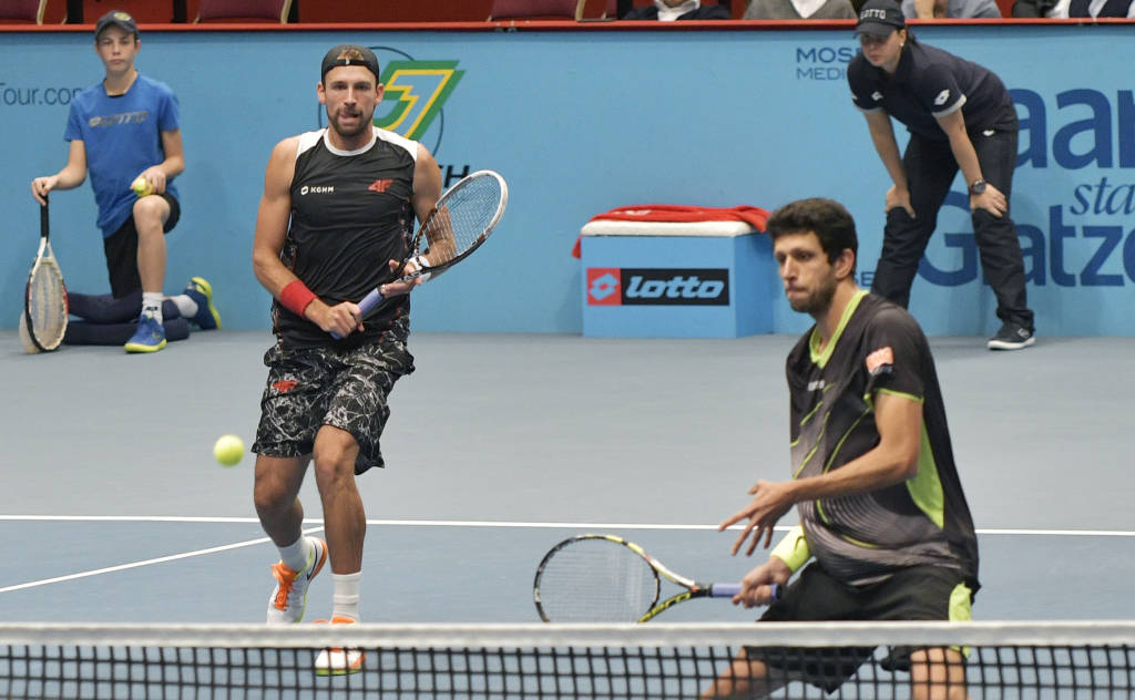 Poland's Lukasz Kubot and Brazilian Marcelo Melo return a ball during the doubles final match against Austria's Oliver Marach and France's Fabrice Martin at the ATP Erste Bank Open Tennis tournament in Vienna, Austria, on October 30, 2016. / AFP PHOTO / APA / HANS PUNZ / Austria OUT