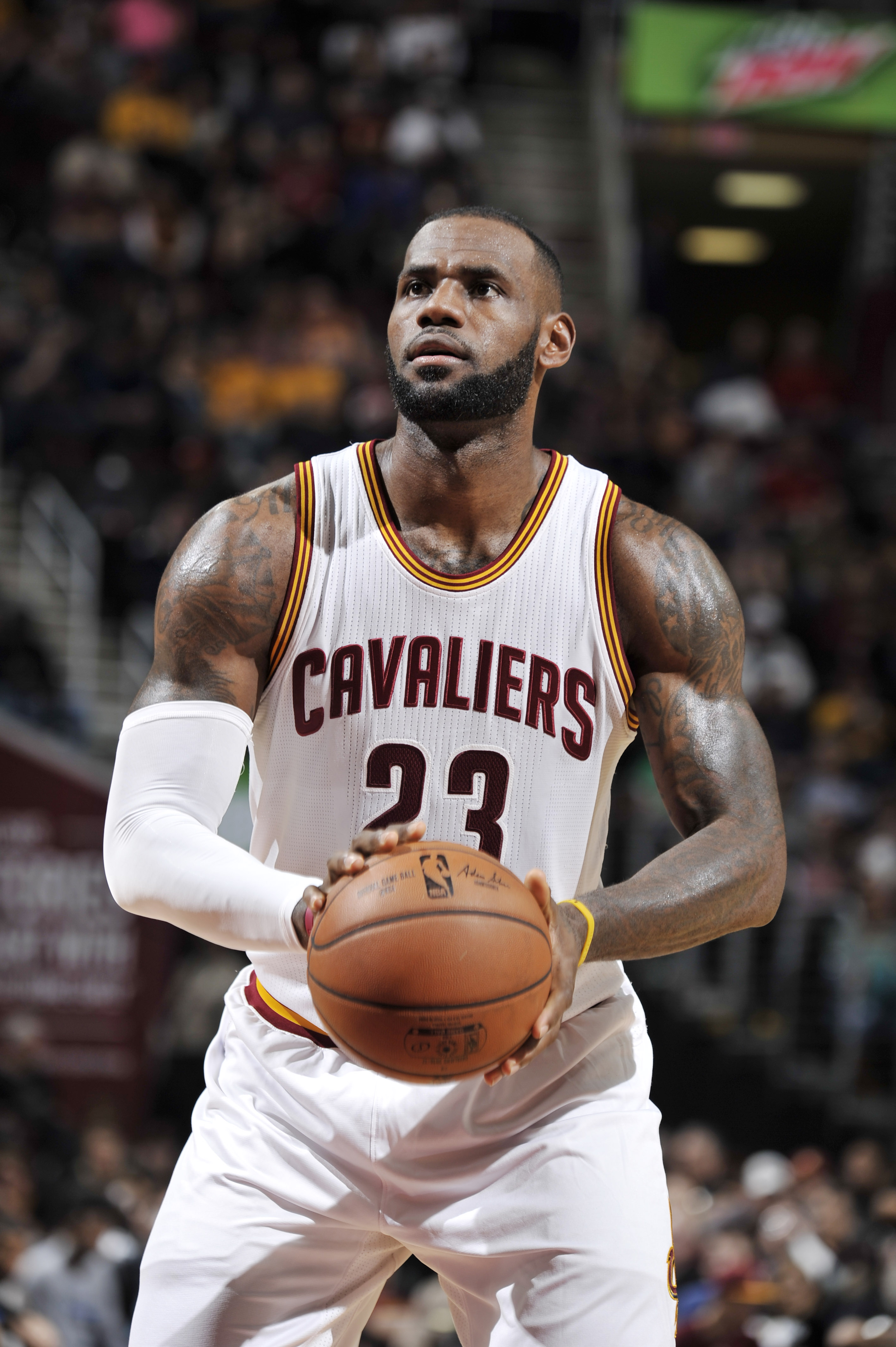 LeBron James foi o cestinha da noite com 23 pontos (Foto: David Liam Kyle/NBAE via Getty Images/AFP)