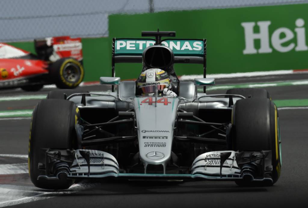 Hamilton tenta o quarto título na F1 (Foto: Pedro Pardo/AFP)