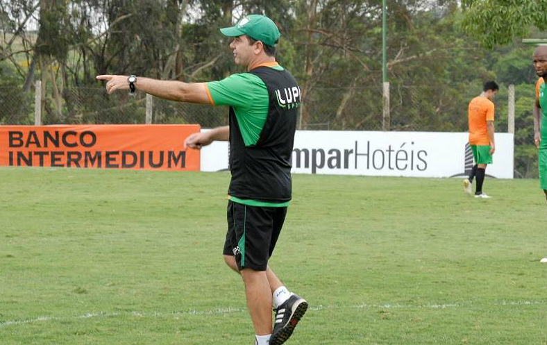 O técnico Enderson Moreira deve manter a base do time que venceu o Atlético-PR, na última rodada (Foto: América-MG/ Divulgação)