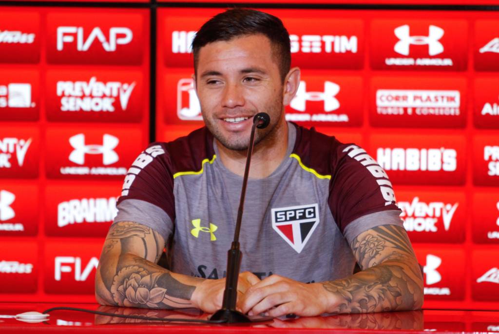 Mena, jogador chileno do São Paulo FC, durante entrevista coletiva após o treino no CCT da Barra Funda, na Zona Oeste da capital paulista.