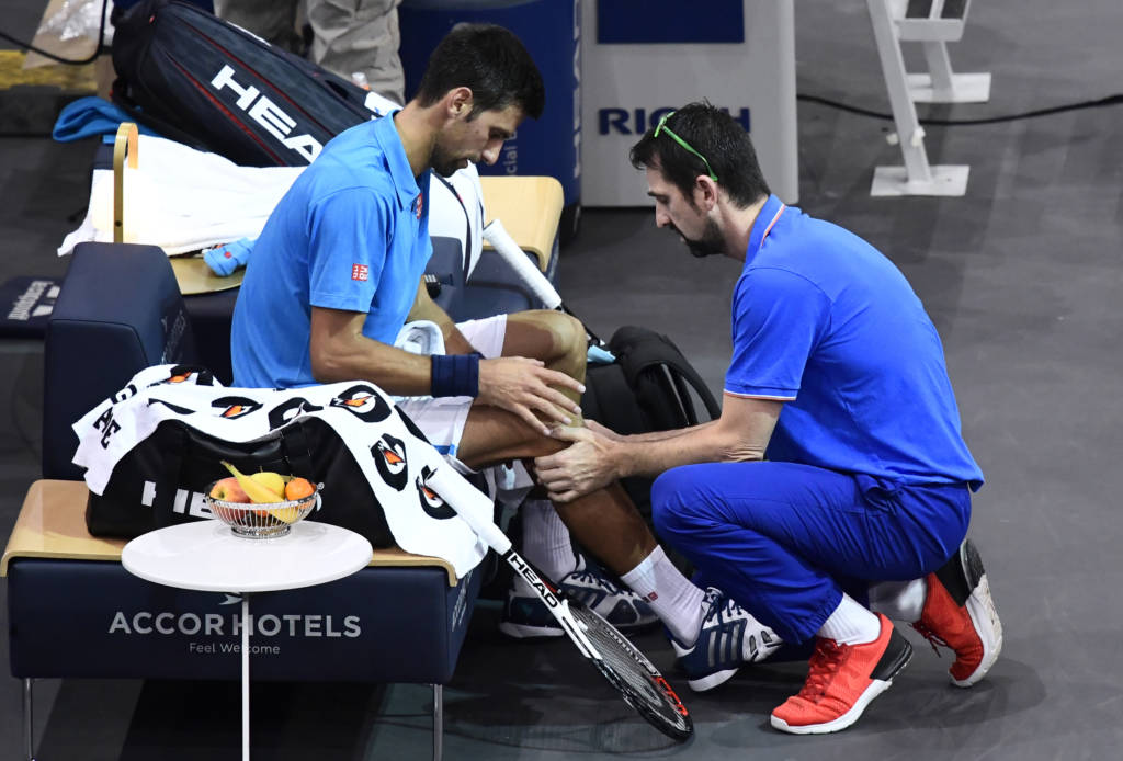 Djokovic recebeu atendimento durante o segundo set (Foto: Miguel Medina/AFP)
