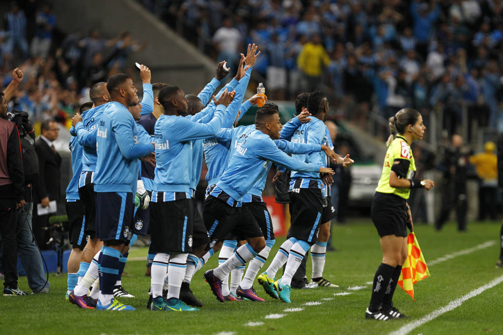 RS - FUTEBOL/COPADO BRASIL 2016/GREMIO X CRUZEIRO - ESPORTES - Torcida do Gremio antes da partida entre Gremio e Cruzeiro disputada na noite desta quarta-feira, na Arena, valida pela oitavas de final da Copa do Brasil 2016. FOTO: LUCAS UEBEL/GREMIO FBPA