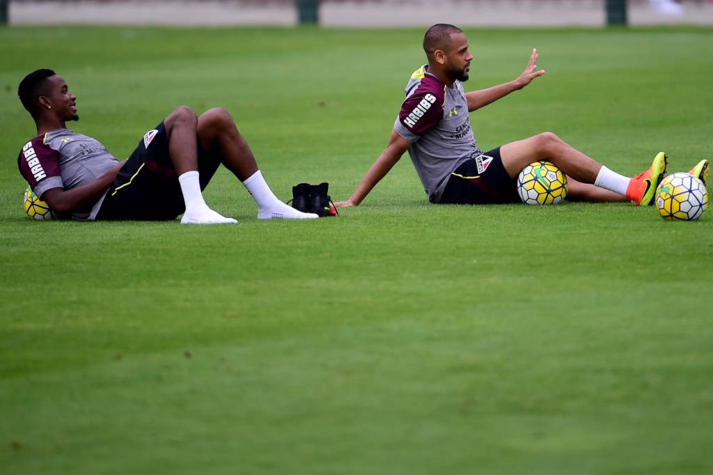A ausência de Carlinhos é a mais sentida por Ricardo Gomes, que vinha usando o jogador no meio de campo (Foto: Djalma Vassão/Gazeta Press)