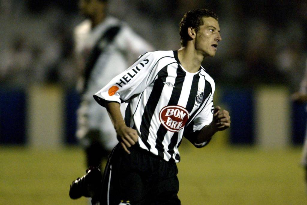 Elano anotou o primeiro gol da vitória do Santos por 4 a 0 sobre a Ponte Preta em 2004(Foto: Djalma Vassao/Gazeta Press)