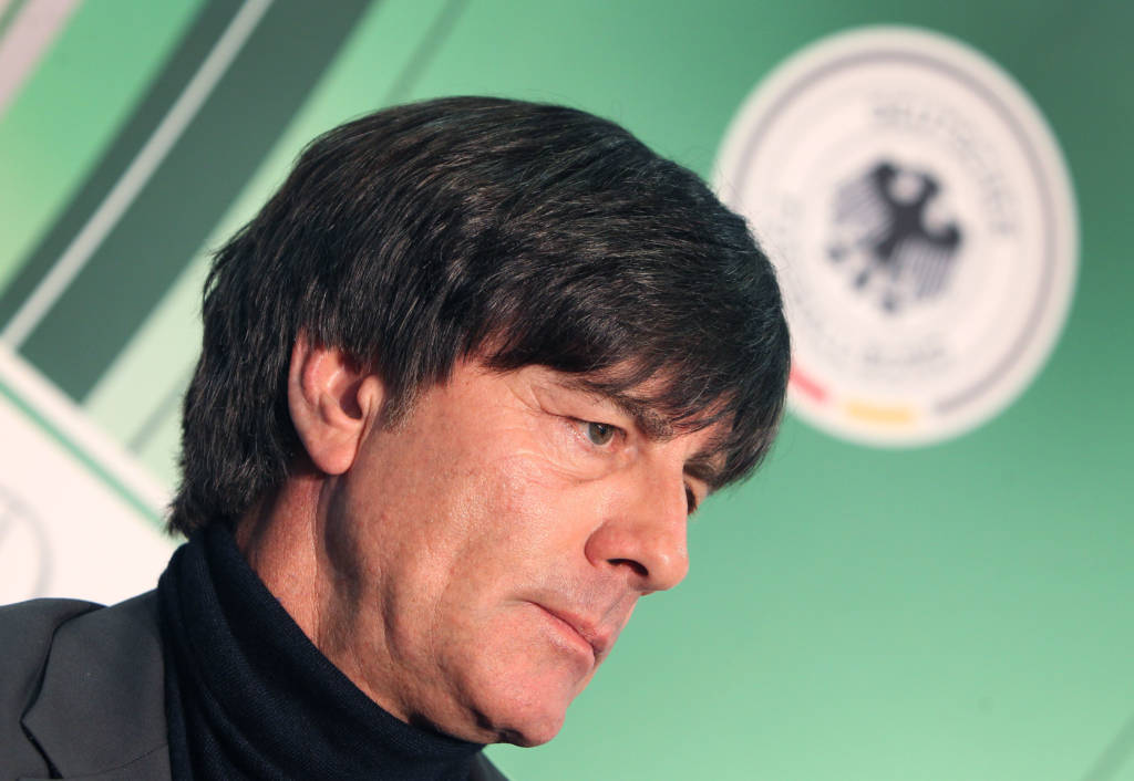 Low deixou Ozil fora da lista (Foto: Daniel Roland/AFP) 