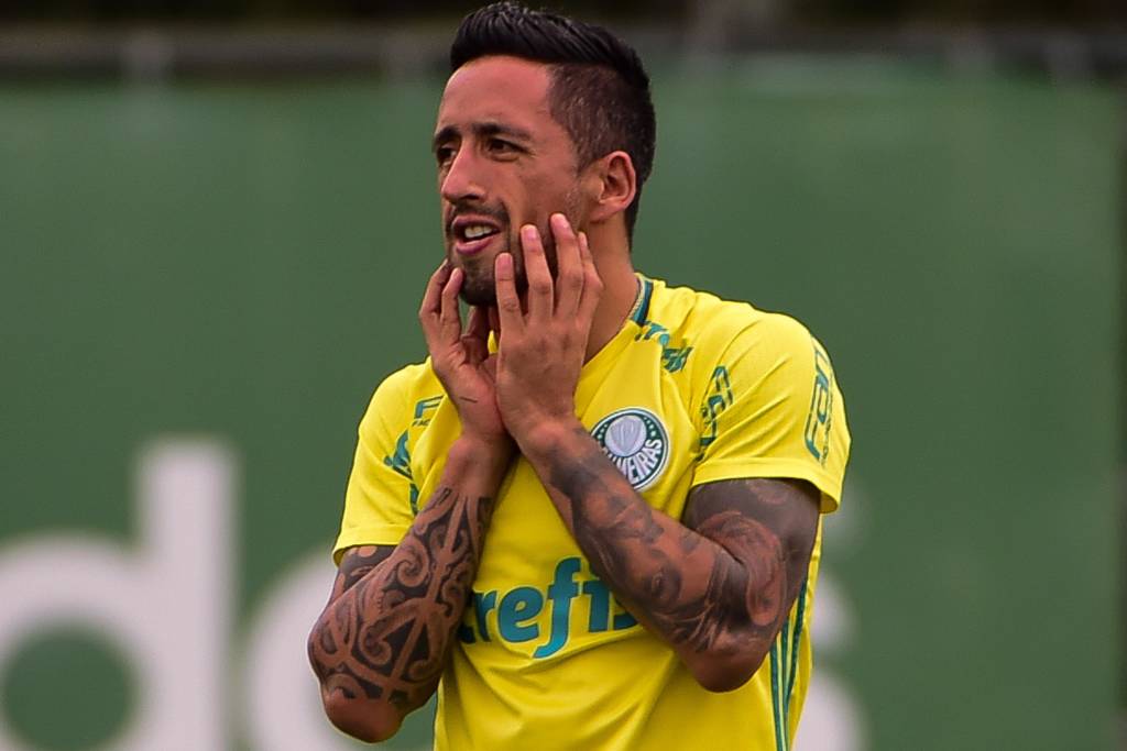 O paraguaio Lucas Barrios, jogador do Palmeiras, durante treino na Academia de Futebol da Barra Funda, na Zona Oeste da capital paulista.