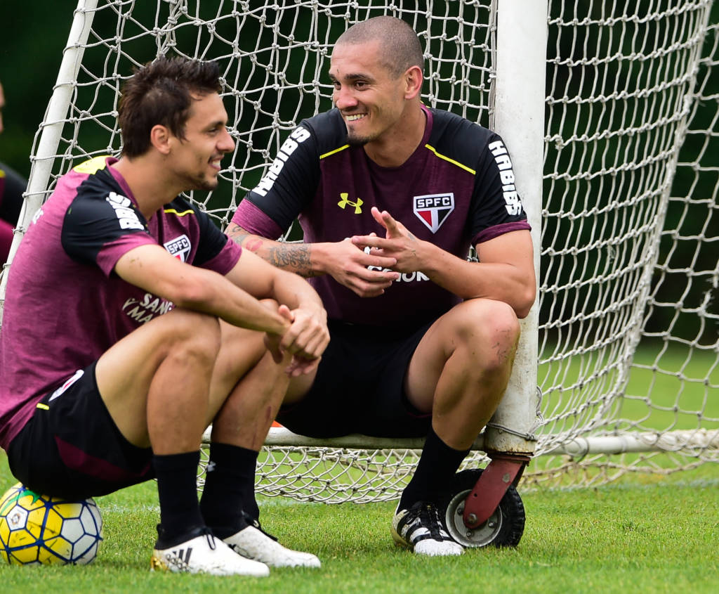 Dupla de zaga Rodrigo Caio e Maicon está confirmada no clássico (Foto: Fernando Dantas/Gazeta Press)