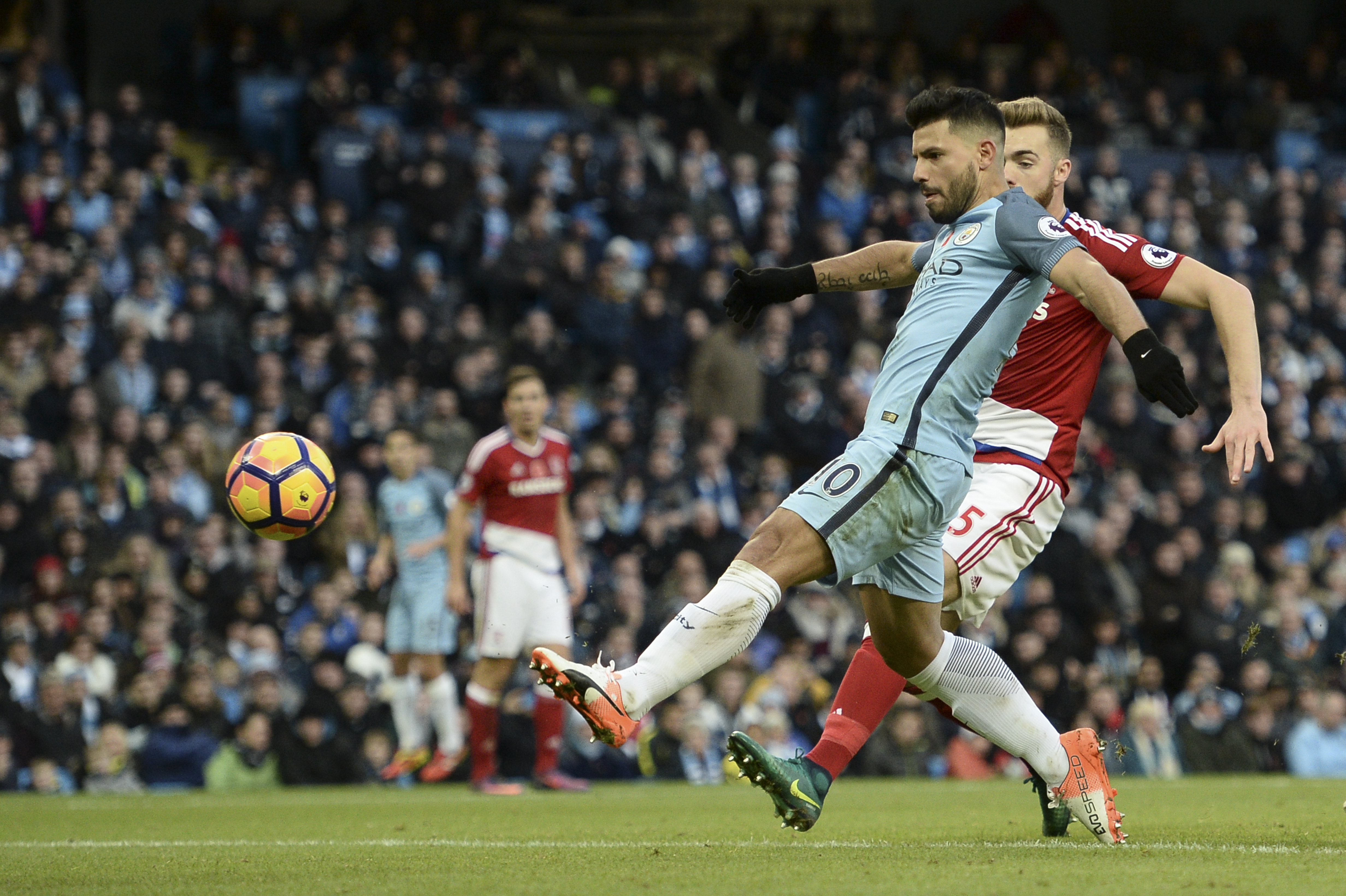Aguero deixou o dele, mas não conseguiu dar vitória aos anfitriões (Foto: AFP/OLI SCARFF)