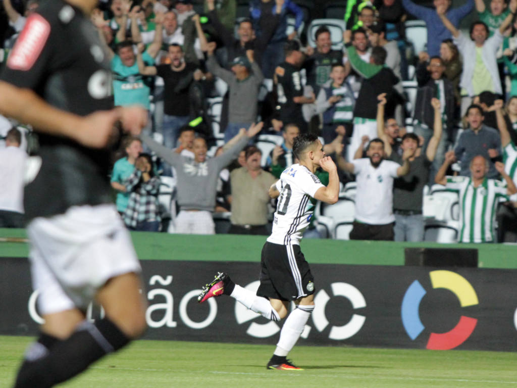Raphael Veiga fez o gol que abriu a importante vitória do Coritiba sobre o Atlético-MG (Foto: Divulgação/Coritiba)