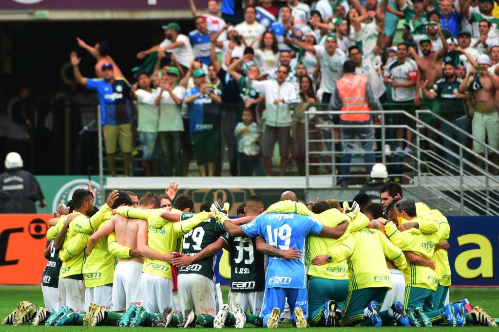 Jogadores do Palmeiras comemorando ao final da partida contra o Internacional-RS, valida pela trigesima quarta rodada do Campeonato Brasileiro de 2016, na capital paulista. 06/11/2016, Foto: Djalma Vassao/Gazeta Press