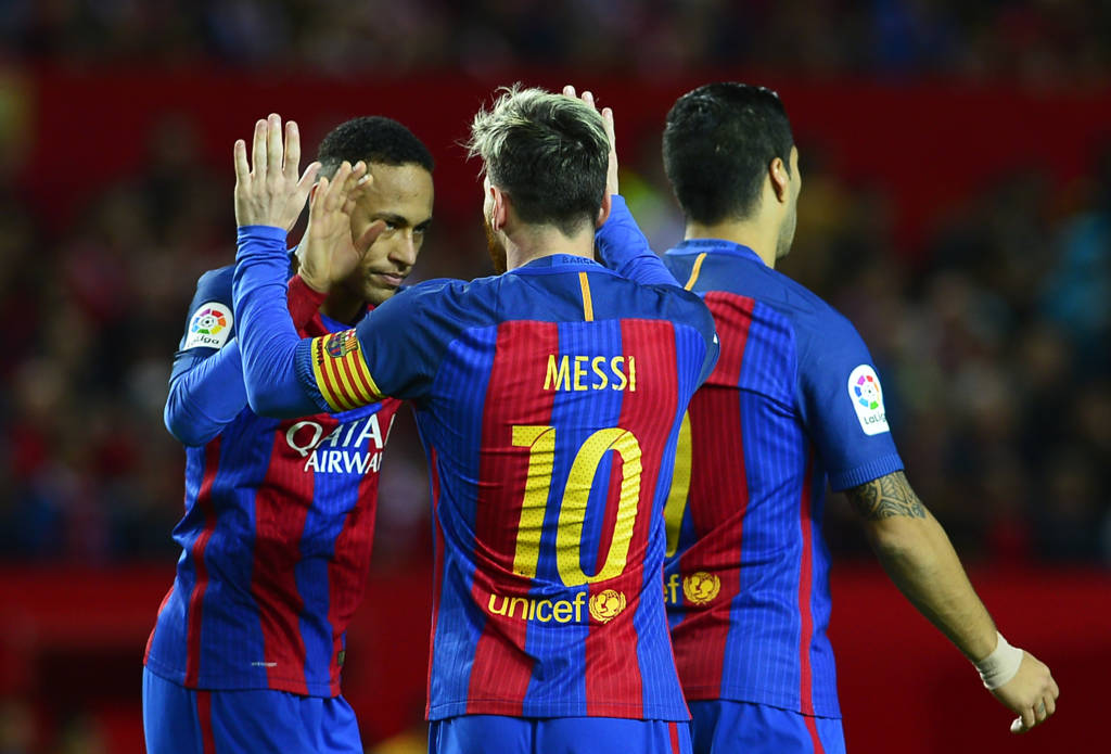 Neymar não marcou, mas fez a jogada e deu a assitência para Messi marcar o primeiro do Barcelona (Foto: AFP PHOTO / CRISTINA QUICLER)