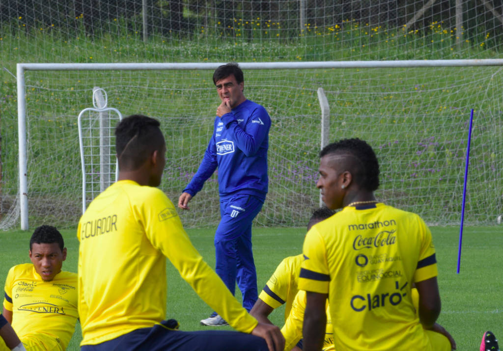 Gustavo Quinteros quer Equador corajoso contra o Uruguai (Foto: Miguel Rojo/AFP) 