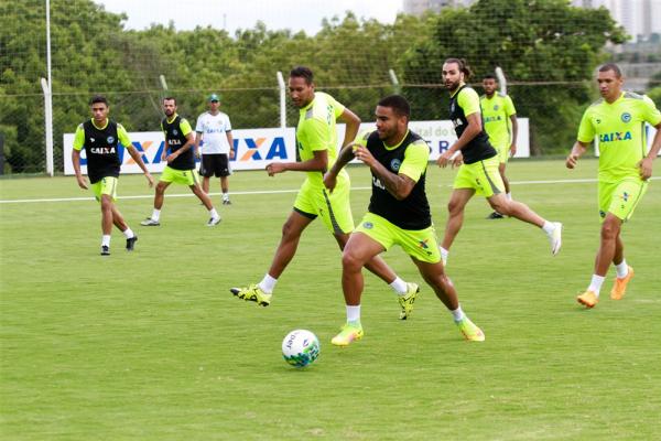Esmeraldino teve campanha irregular e amarga o meio da tabela na reta final da Série B (Foto: Divulgação/Goiás E.C.)