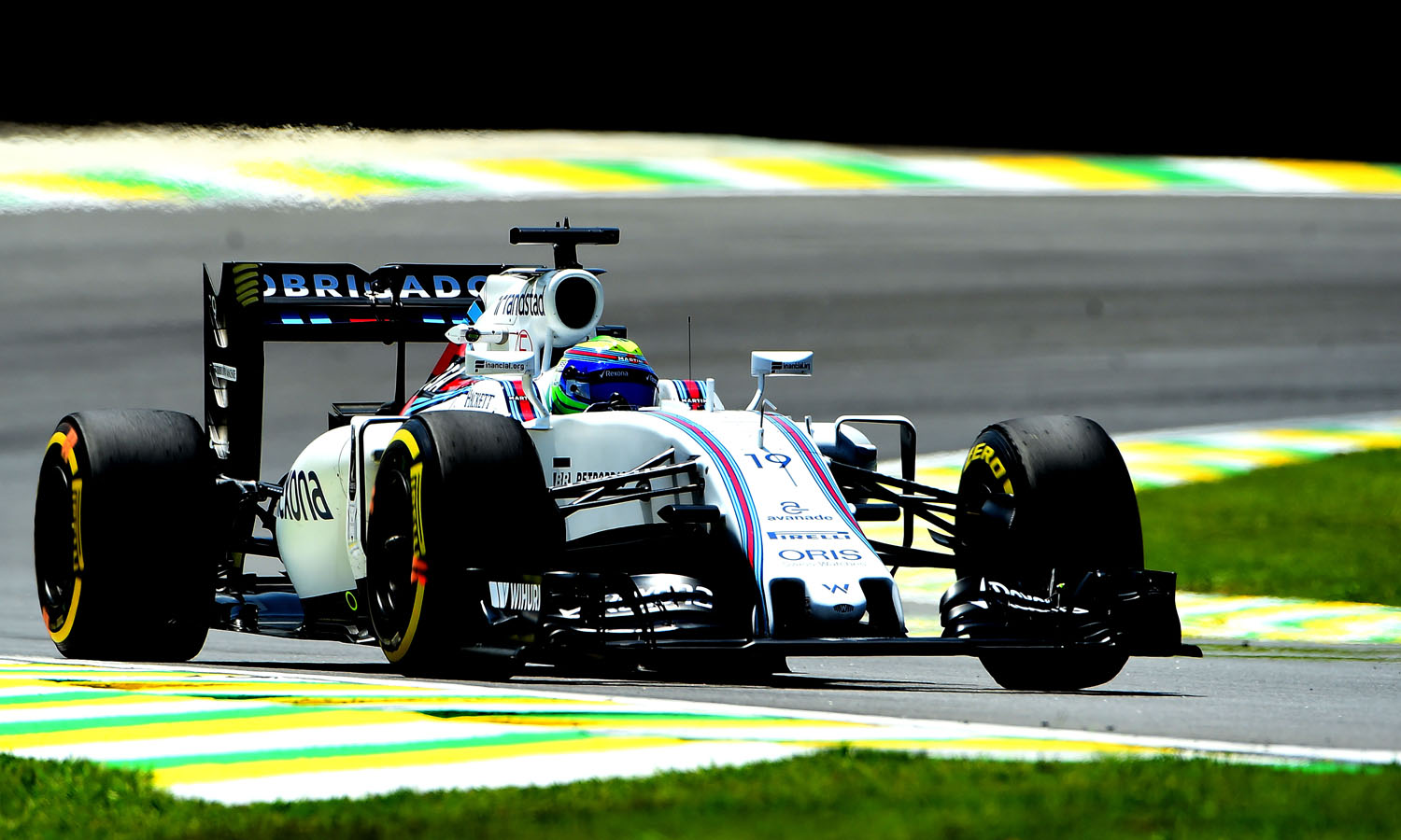 Massa recebeu muito carinho dos torcedores presentes ao Autódromo nesta sexta (Foto: Sergio Barzaghi/Gazeta Press)