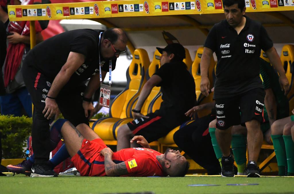 O meia Arturo Vidal deixou o campo, lesionado, no empate sem gols com a Colômbia (Foto: Luis Acosta/AFP)