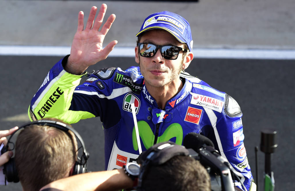 Yamaha Team's Italian rider Valentino Rossi waves after the MotoGP qualifying session of the Motul Comunidad Valenciana Grand Prix at the Ricardo Tormo racetrack in Cheste, on November 11, 2016. / AFP PHOTO / JOSE JORDAN