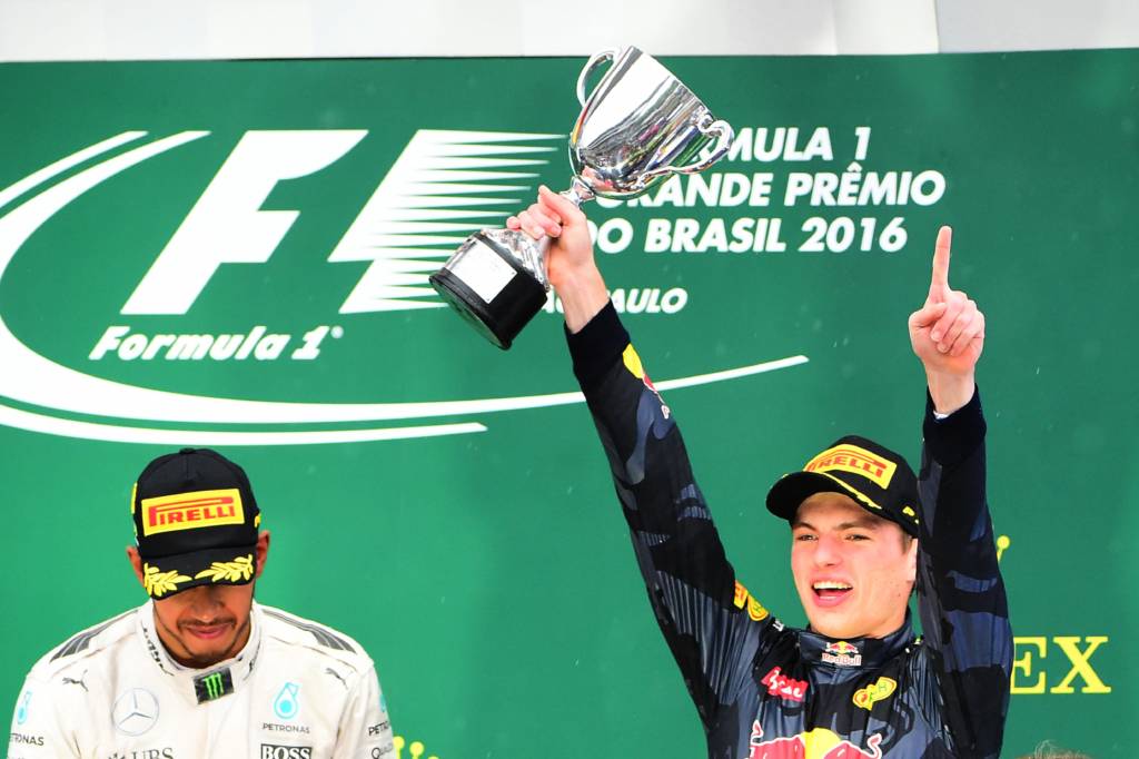 Max Verstappen comemora terceiro lugar do pódio em Interlagos (Foto:Sergio Barzaghi/Gazeta Press)