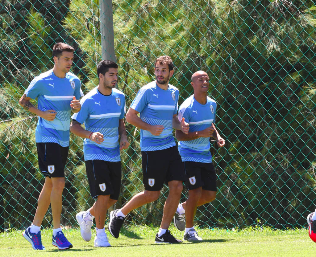 Com Suárez no comando do ataque, Uruguai busca se manter tranquilo nas Eliminatórias (Foto: Miguel Rojo/AFP)