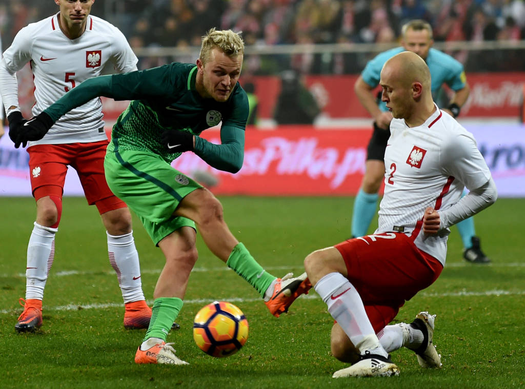 Amistoso na Polônia foi bastante disputado entre as duas seleções (Foto: Janek Skarzynski/AFP)