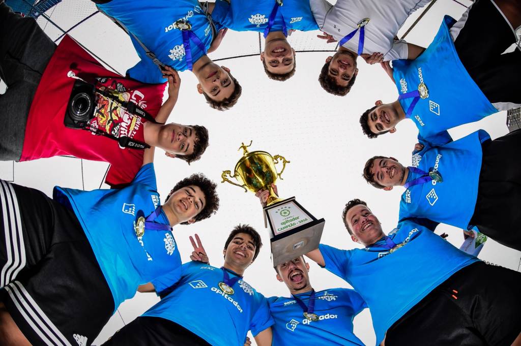 Os jogadores do Dribles Para Se Aprender (DPSA), comemoram a conquista da Chave Ouro da Copa Apitador de Futebol Society 2016, após a partida final contra o Só Xaveco. O DPSA venceu o jogo por 2 a 1.