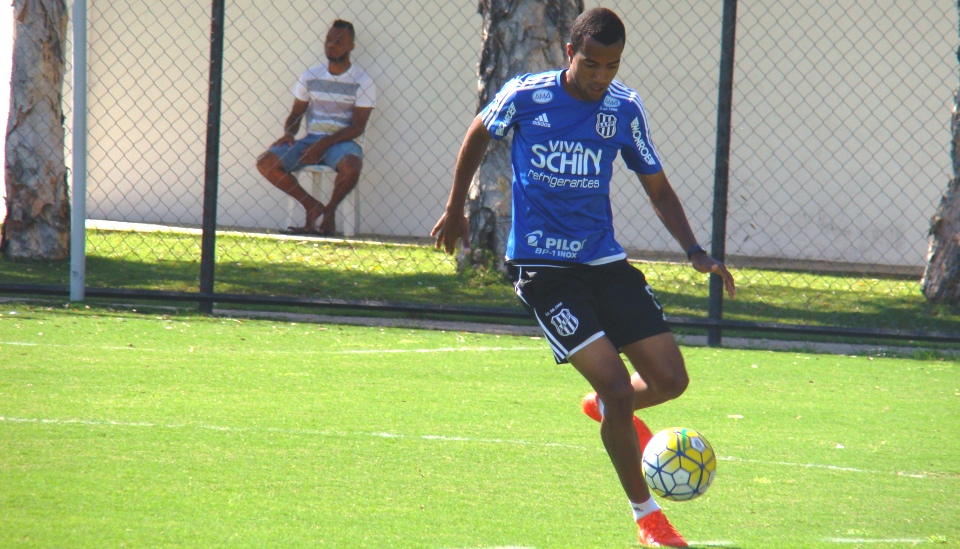 Breno Lopes ganha chance na lateral esquerda da Ponte Preta (Foto: Thiago Toledo/PontePress)