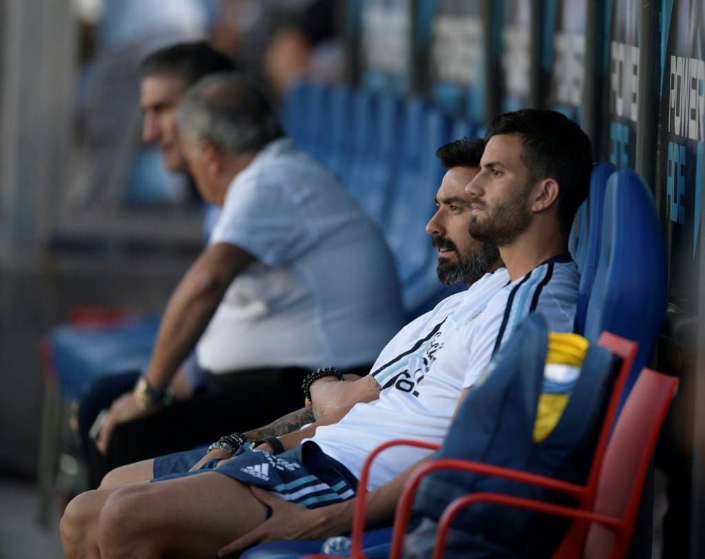 Ezequiel Lavezzi (atrás) sequer ficou no banco nesta terça por opção de Edgardo Bauza (Foto: AFP PHOTO / Juan Mabromata)