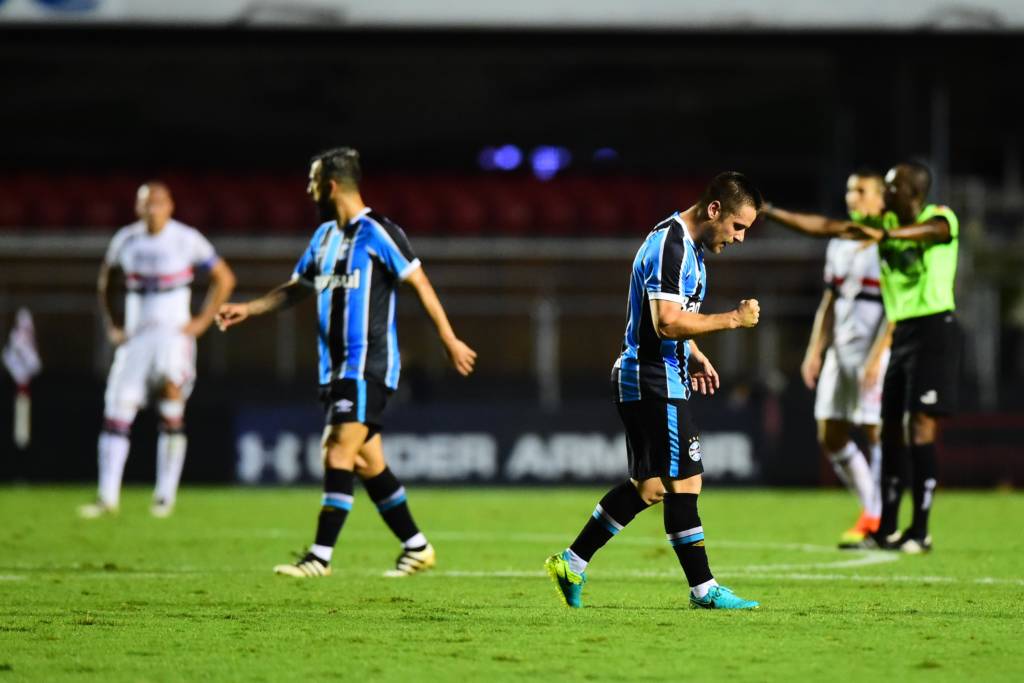 O São Paulo saiu na frente, mas viu o Grêmio crescer e empatar o jogo no segundo tempo (Foto: Sergio Barzaghi/ Gazeta Press)