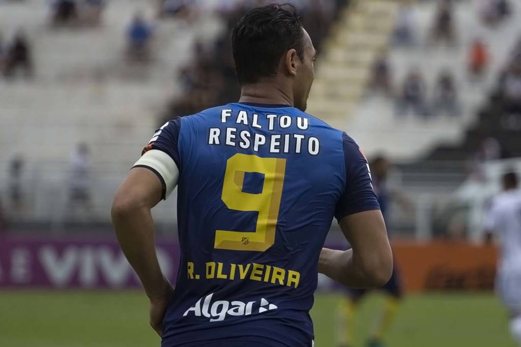 Santos entrou em campo com a frase 'faltou respeito' cravada nas costas do uniforme (Foto: Ivan Storti/ Santos FC)