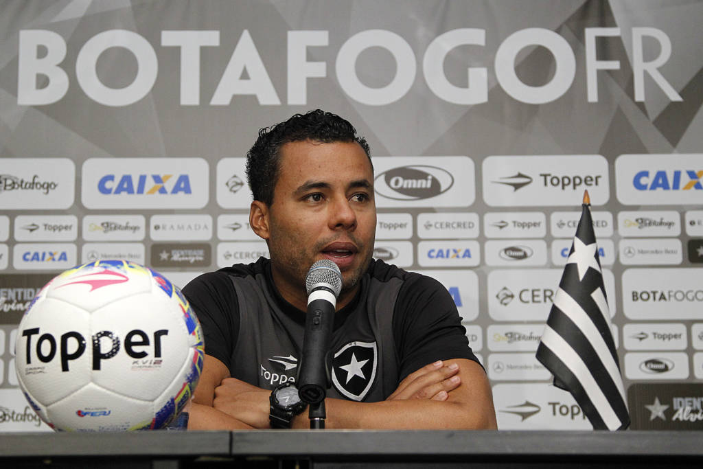 Ventura quebra a cabeça para montar o time (Foto: Vitor Silva/SSPress/Botafogo)