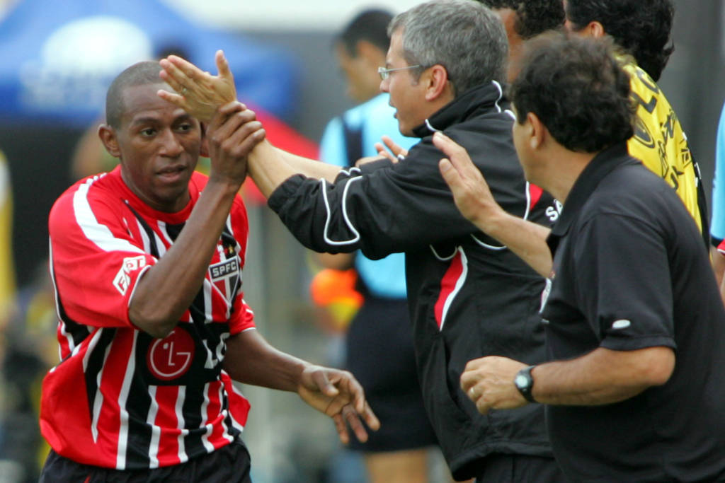 Com "visão de jogo" e força na marcação, Mineiro foi fundamental para Muricy (Foto: Djalma Vassão/Gazeta Press)