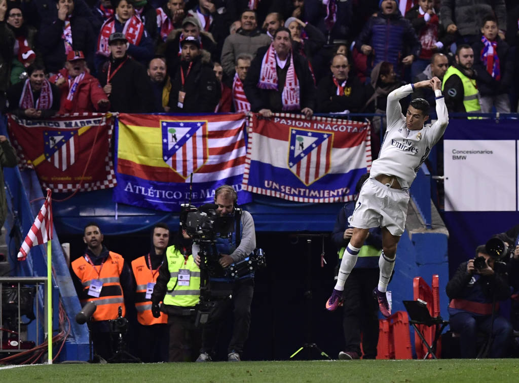 Cristiano Ronaldo anotou três gols na vitória do Real sobre o Atlético (Foto: GERARD JULIEN/AFP)
