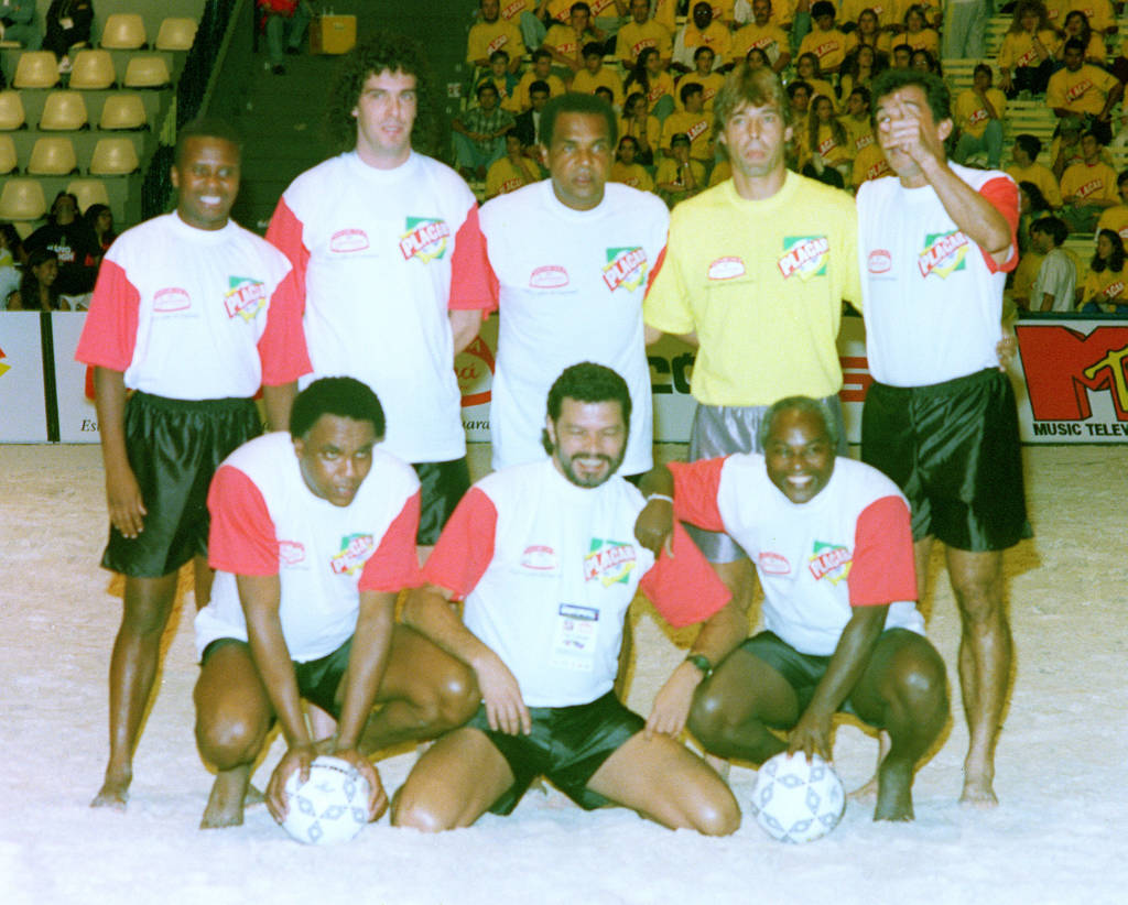 FUTEBOL - SÓCRATES - ESPORTES - ACERVO - Os jogadores da Seleção Paulista de Futebol de Praia Indoor em pé(da esquerda para a direita):Wladimir, Casagrande, Luís Pereira, Solitinho e Juninho - Agachads: Seginho Chulapa, Sócrates e Edu, antes da partida contra a Seleção Carioca, válida em torneio organizado pela revista Placar  - Ginásio do  Ibirapuera - São Paulo - SP - Brasil - 13/05/1985 - Foto: Acervo/Gazeta Press