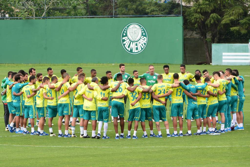 Jogadores do Palmeiras fizeram uma roda de oração e conversa antes do treino desta terça-feira (Foto: Djalma Vassao/Gazeta Press)