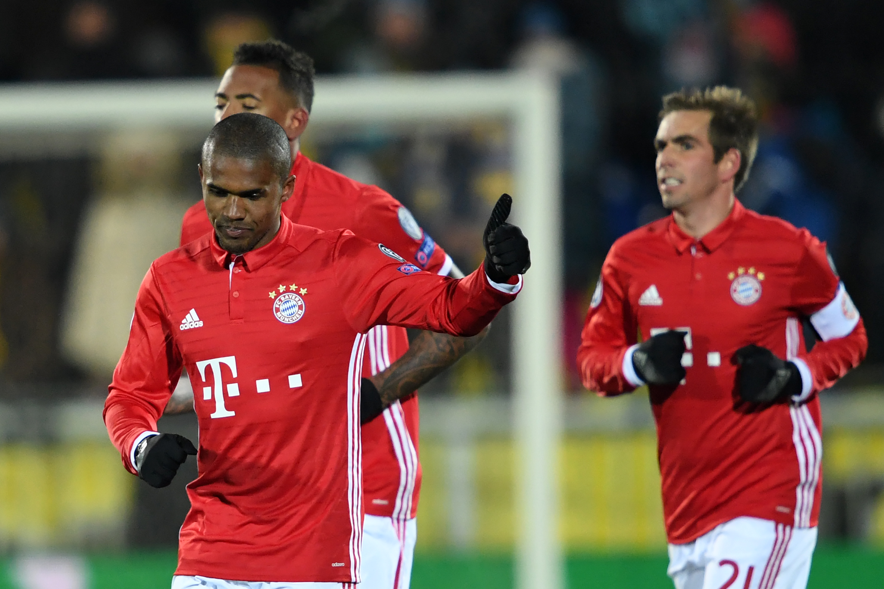 Douglas Costa aproveitou rebote para abrir o placar da partida (Foto: Kirill Kudryavtsev/AFP)