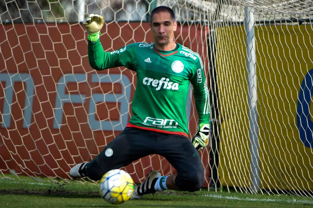 Fernando Prass, goleiro do Palmeiras, durante treino na Academia de Futebol da Barra Funda, na Zona Oeste de São Paulo.