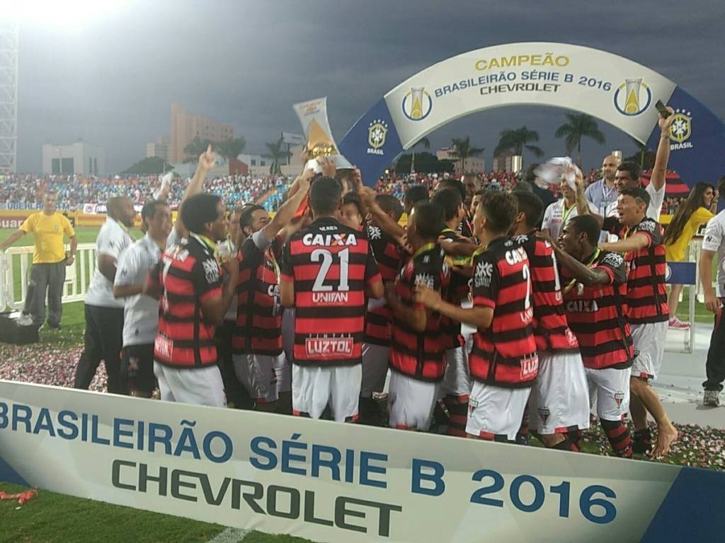 Atlético-GO levantou a taça de campeão da Série B (Foto: Divulgação/Atlético-GO)